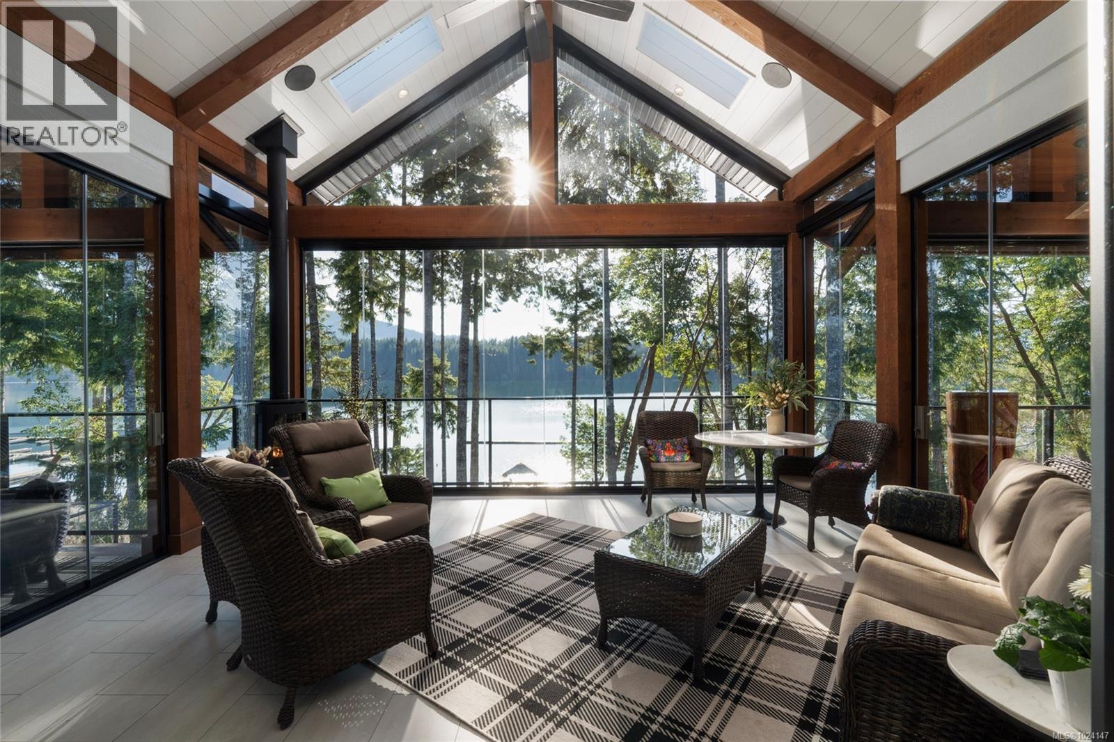 7342 Lakefront Pl, Lake Cowichan