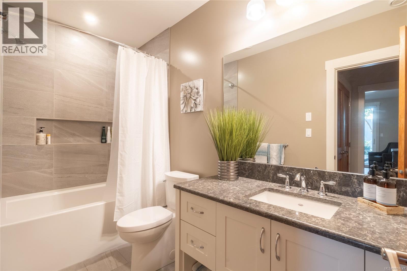 7342 Lakefront Pl, Lake Cowichan