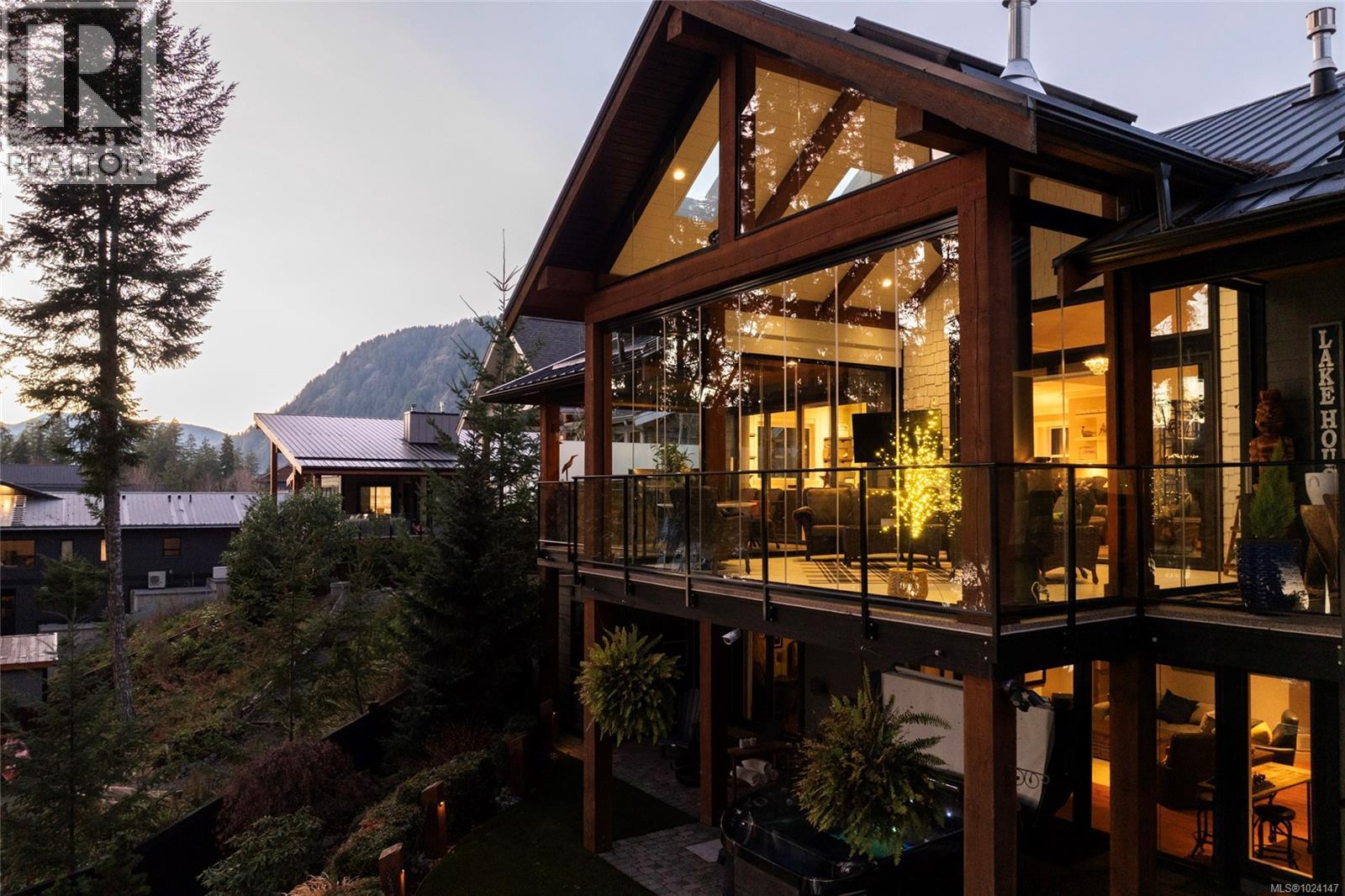 7342 Lakefront Pl, Lake Cowichan