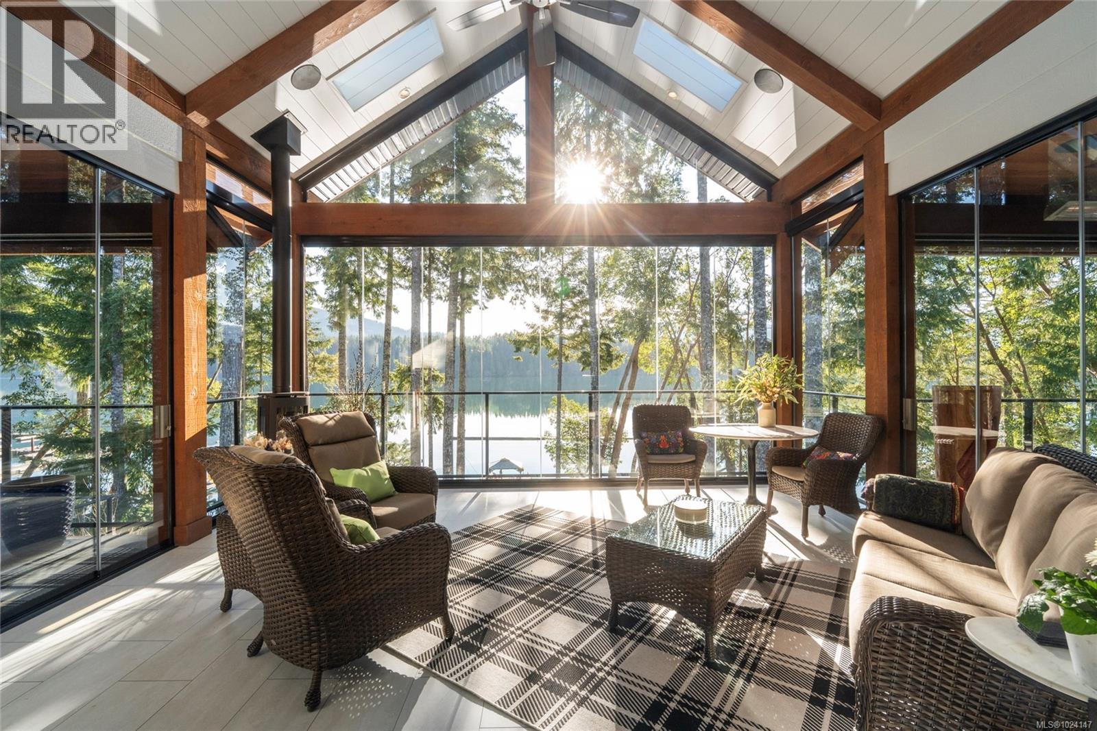 7342 Lakefront Pl, Lake Cowichan