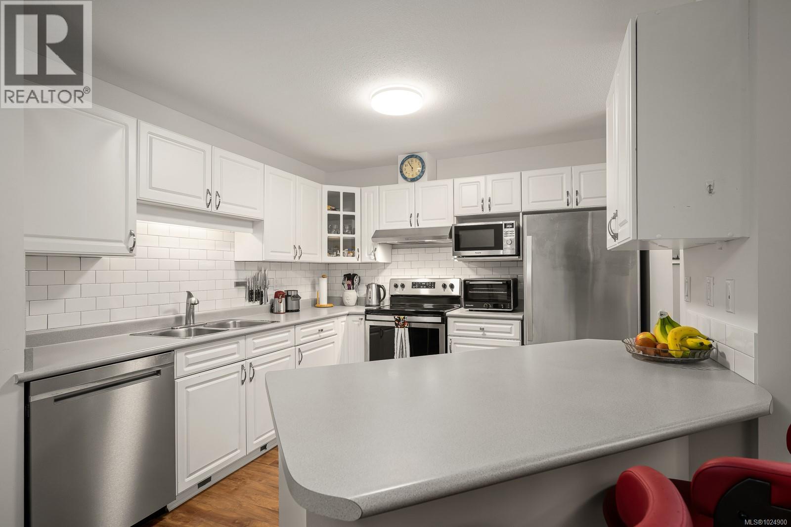 #104 1970 COMOX AVE - 14