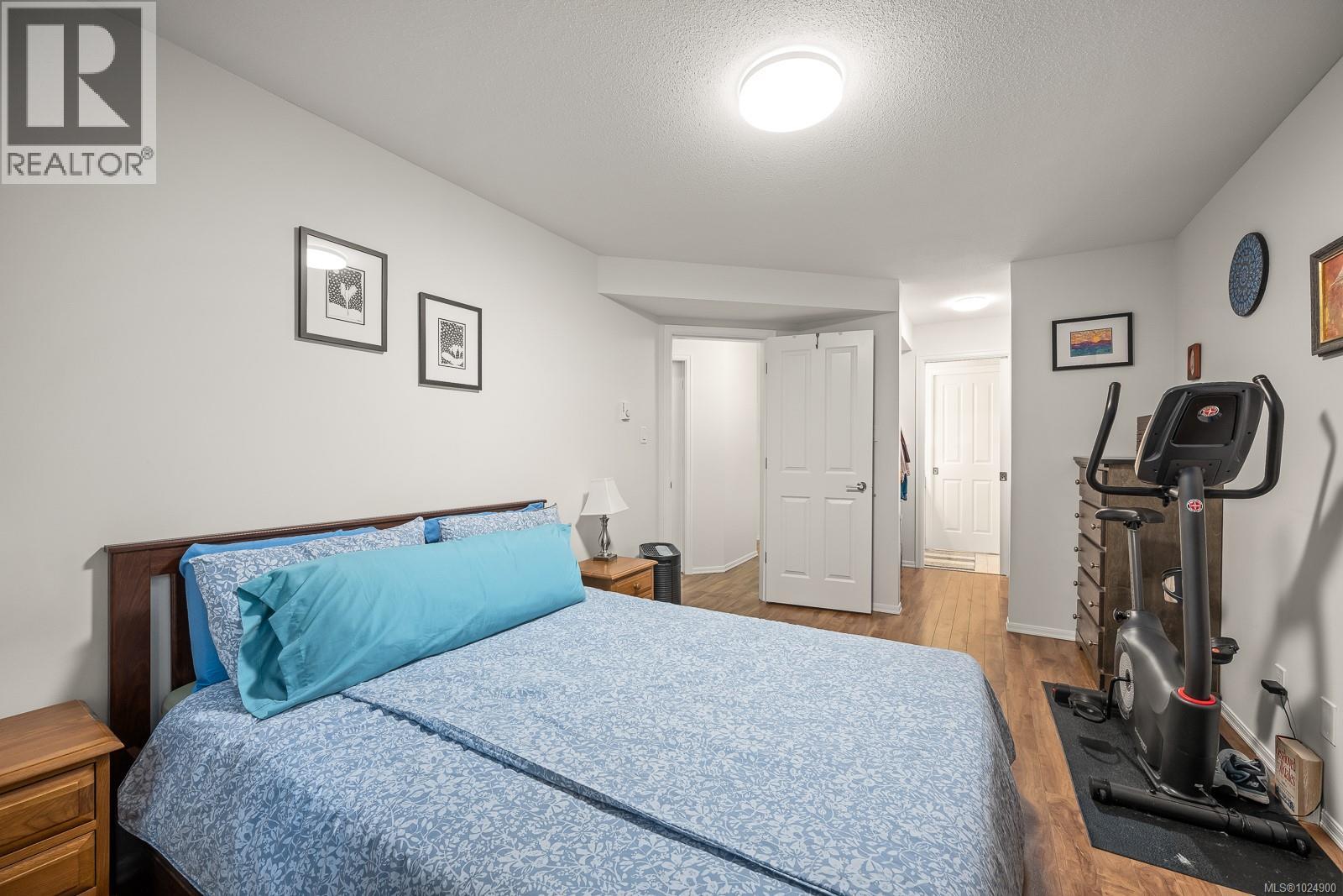 #104 1970 COMOX AVE - 24