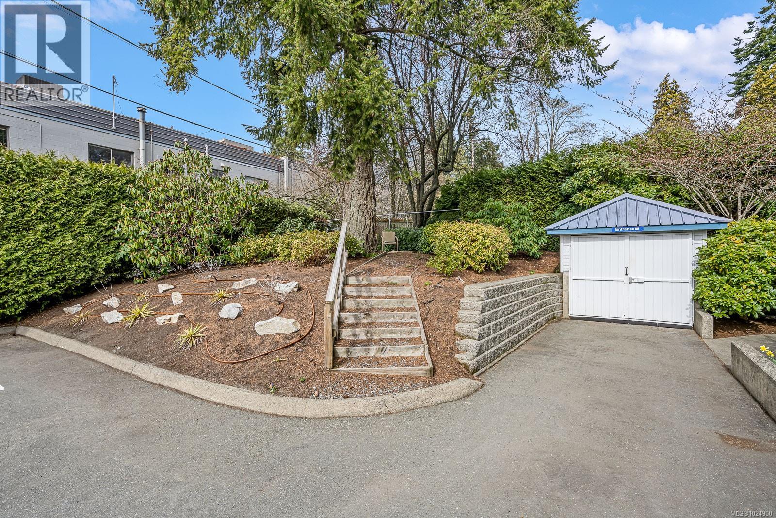 #104 1970 Comox Ave - 33