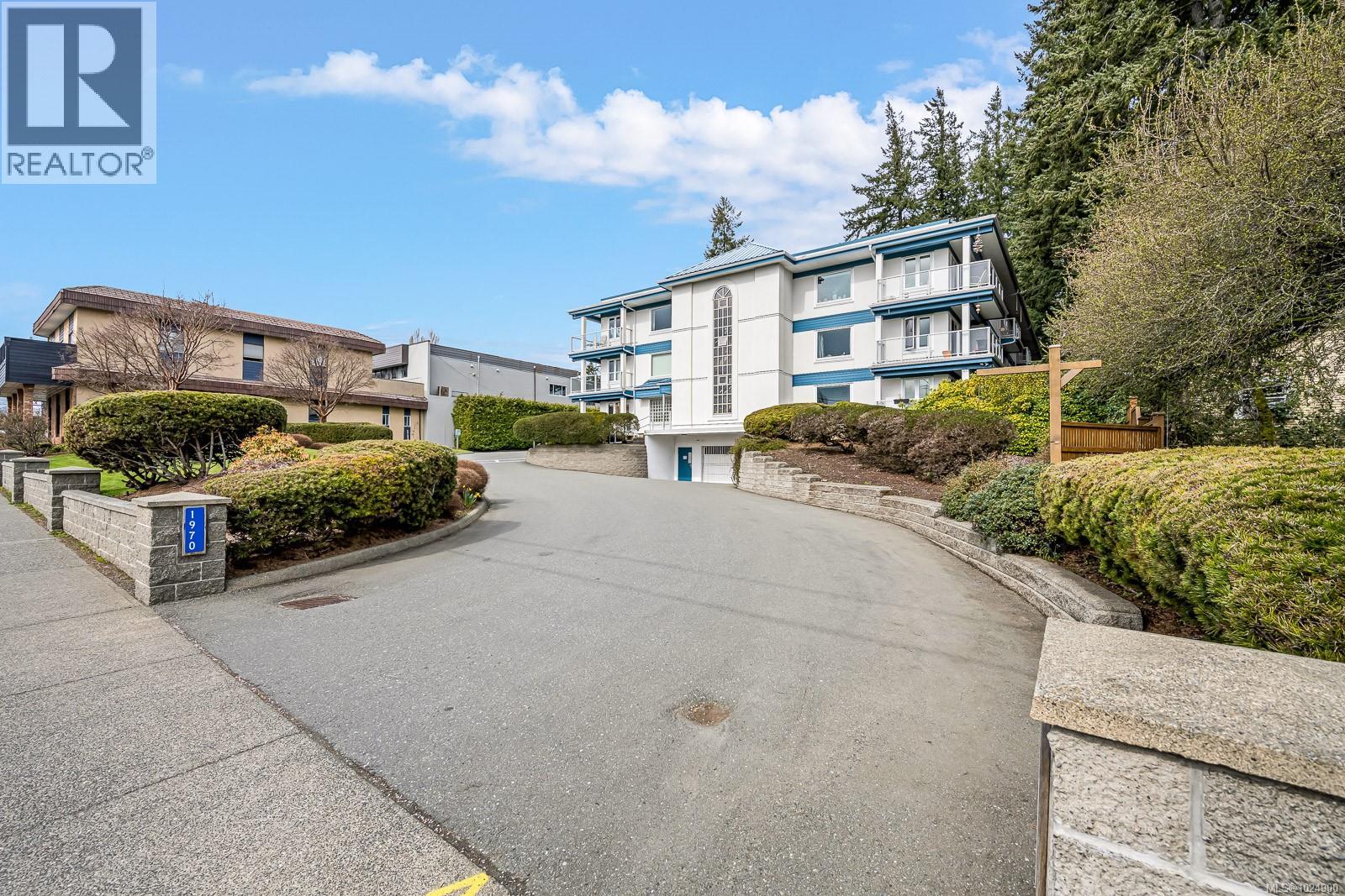 #104 1970 Comox Ave - 38