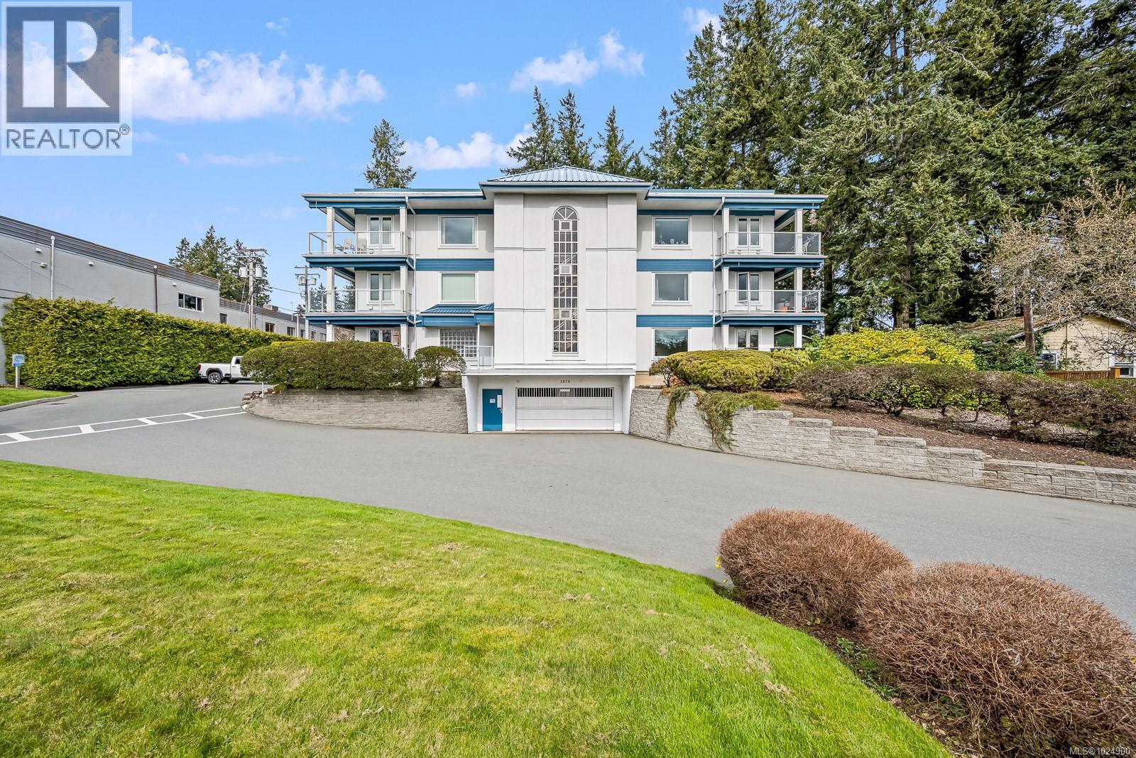 #104 1970 Comox Ave - 37