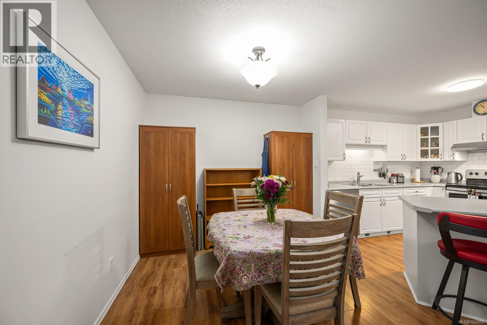 #104 1970 COMOX AVE - 12