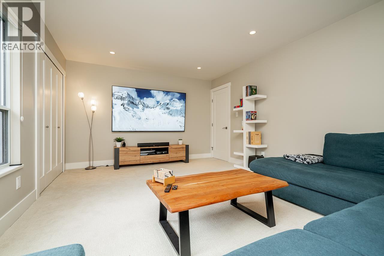 22 4055 INDIAN RIVER DRIVE, North Vancouver