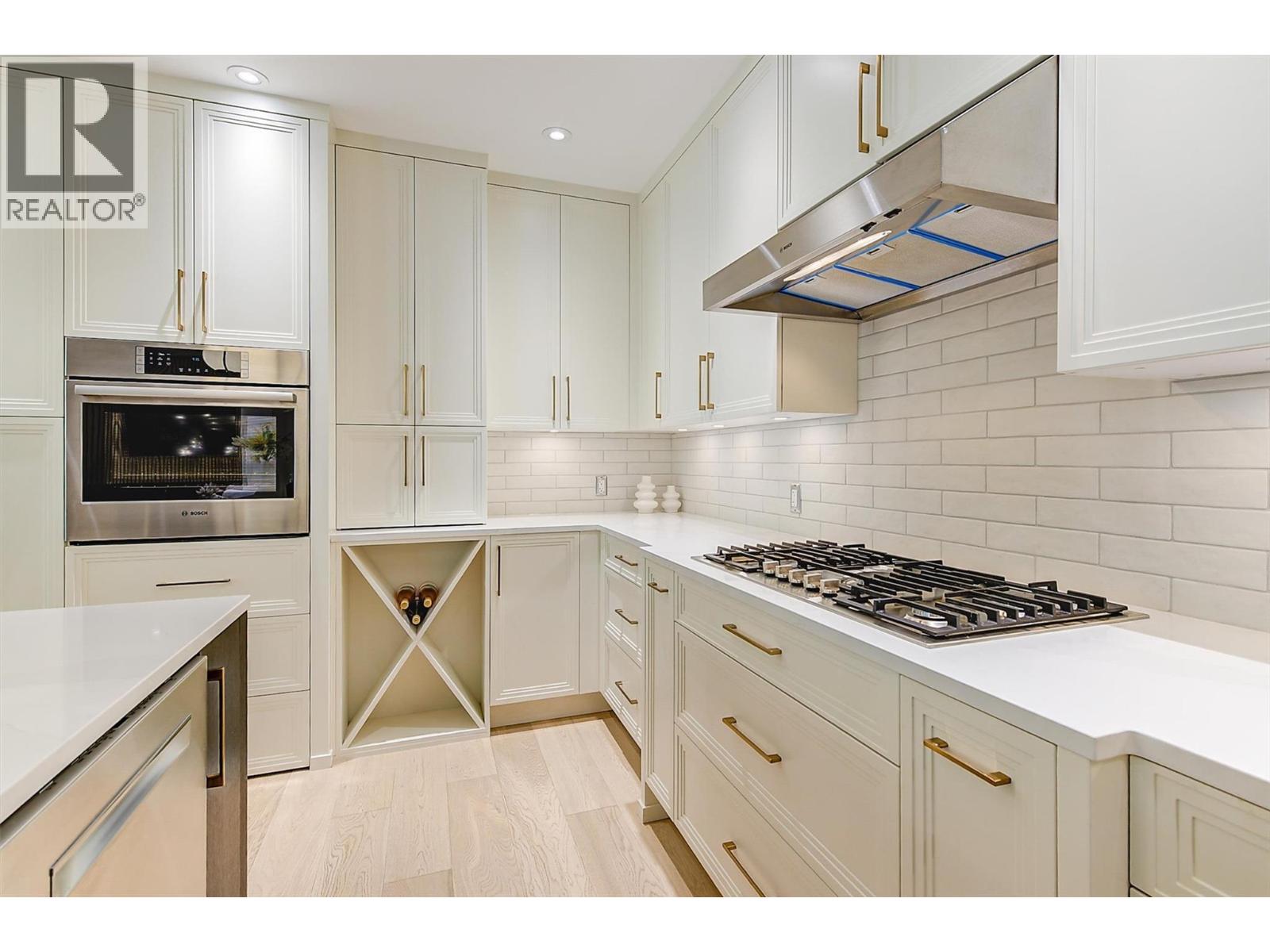 102 450 Groves Avenue, Kelowna