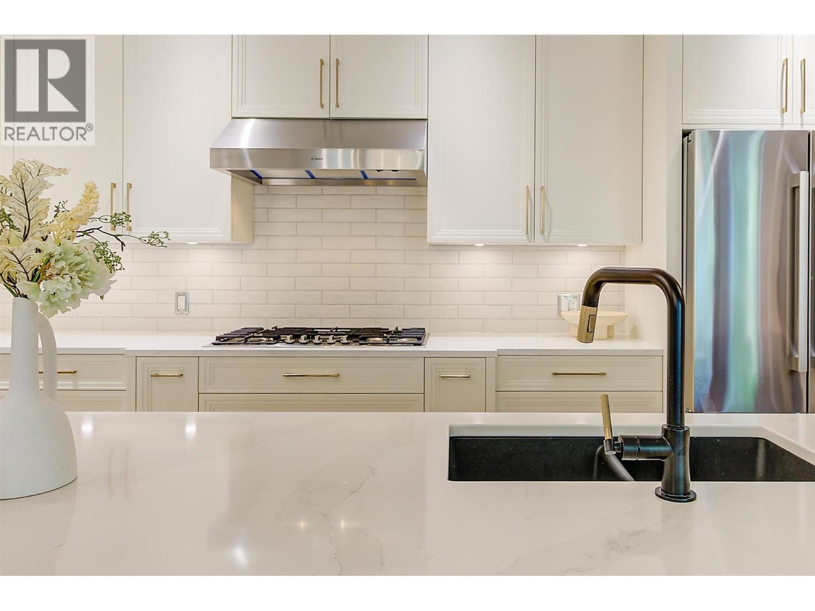 102 450 Groves Avenue, Kelowna