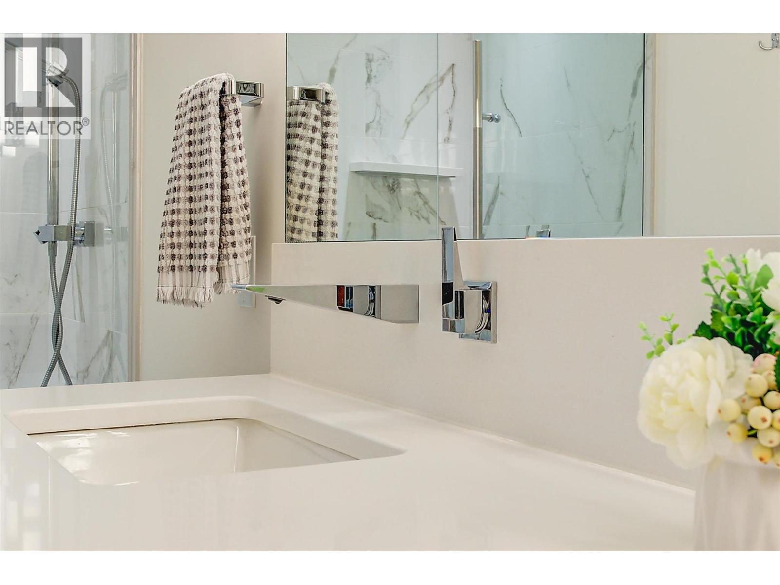 102 450 Groves Avenue, Kelowna