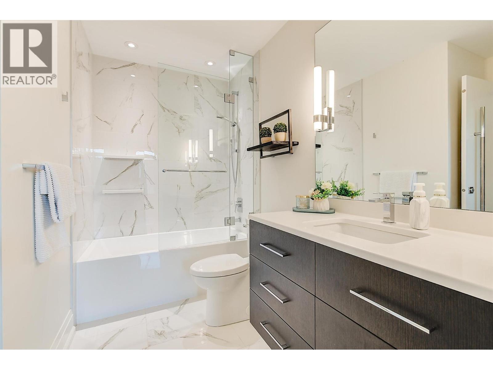 102 450 Groves Avenue, Kelowna