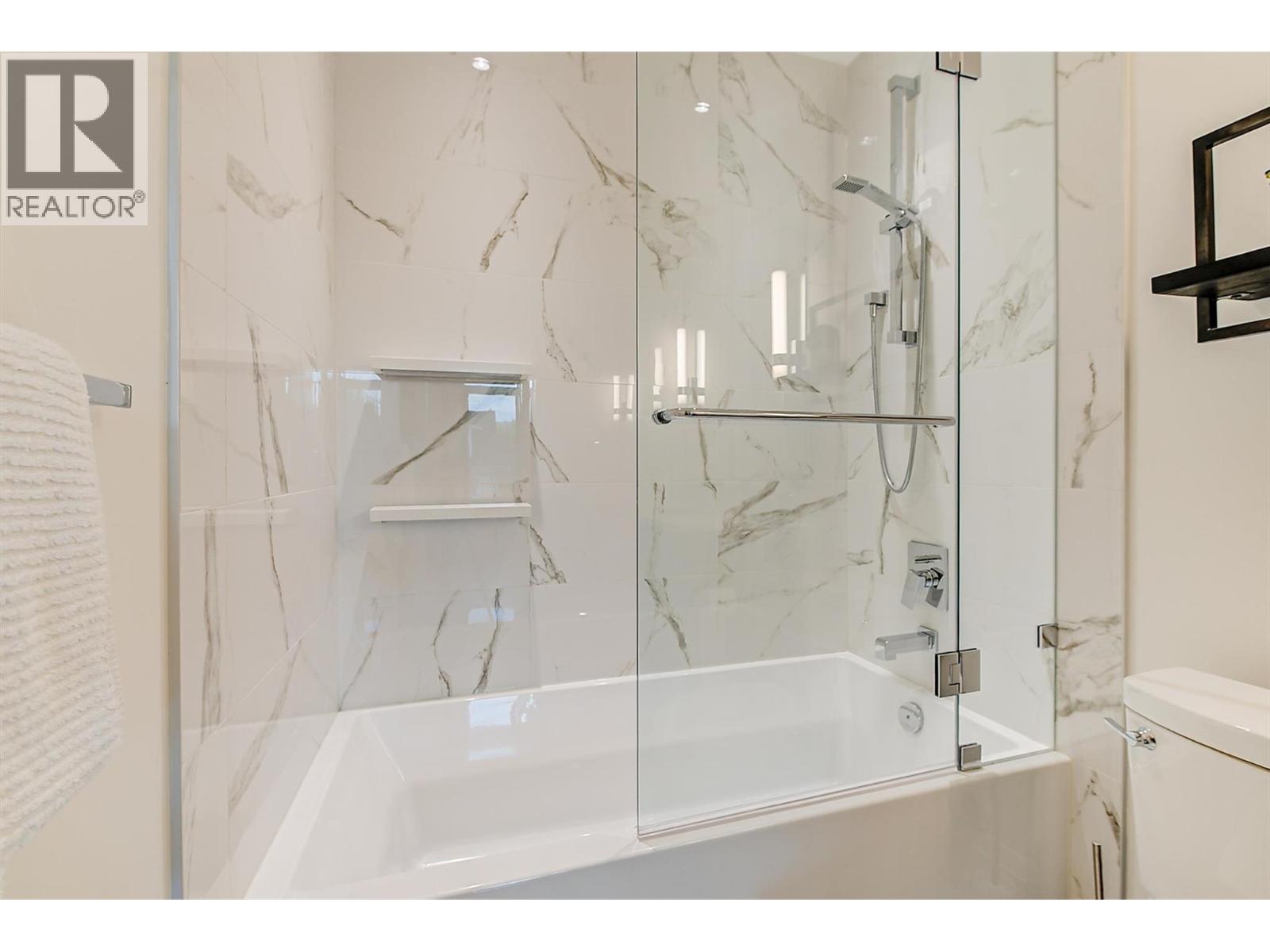 102 450 Groves Avenue, Kelowna