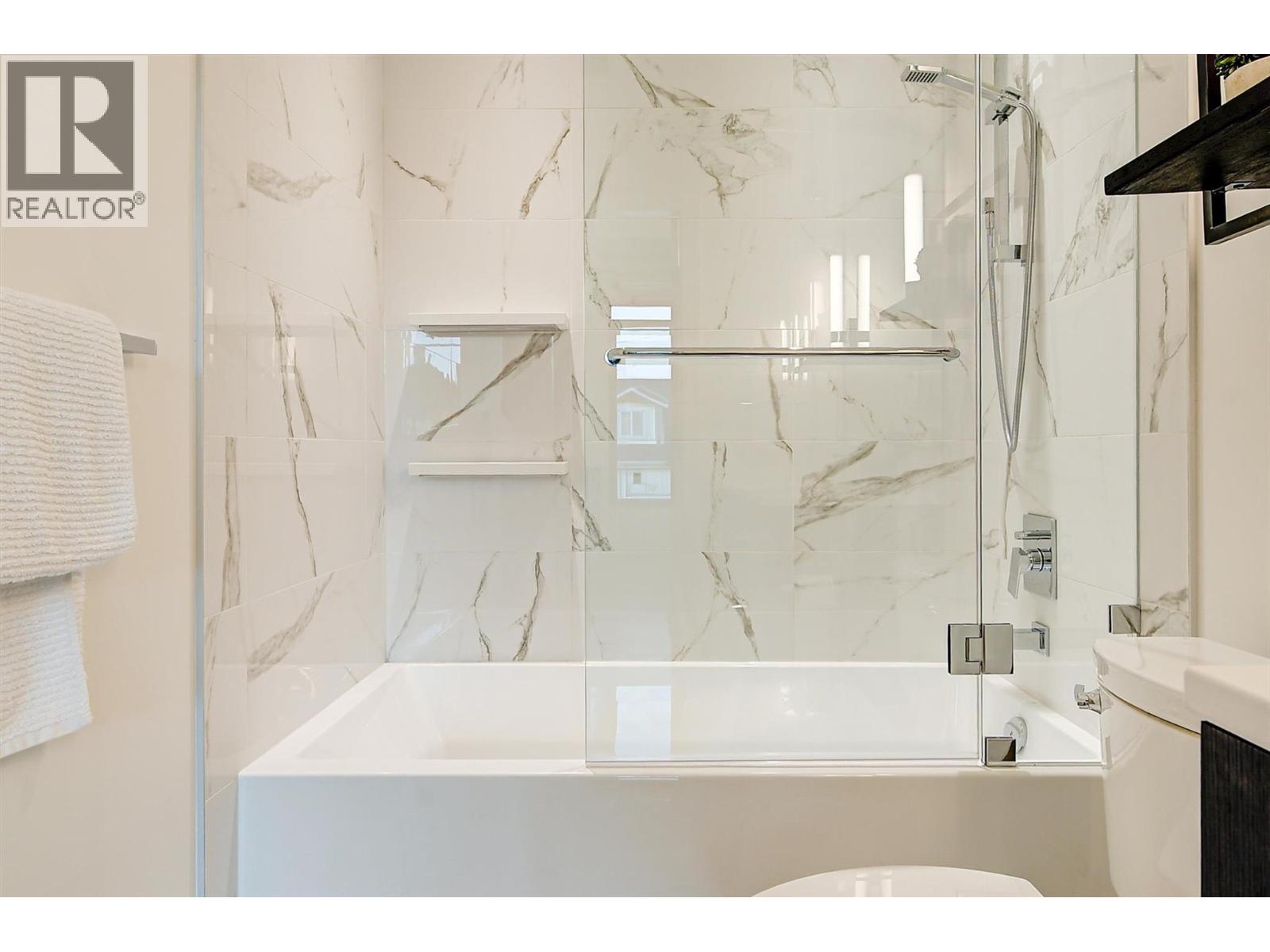 102 450 Groves Avenue, Kelowna