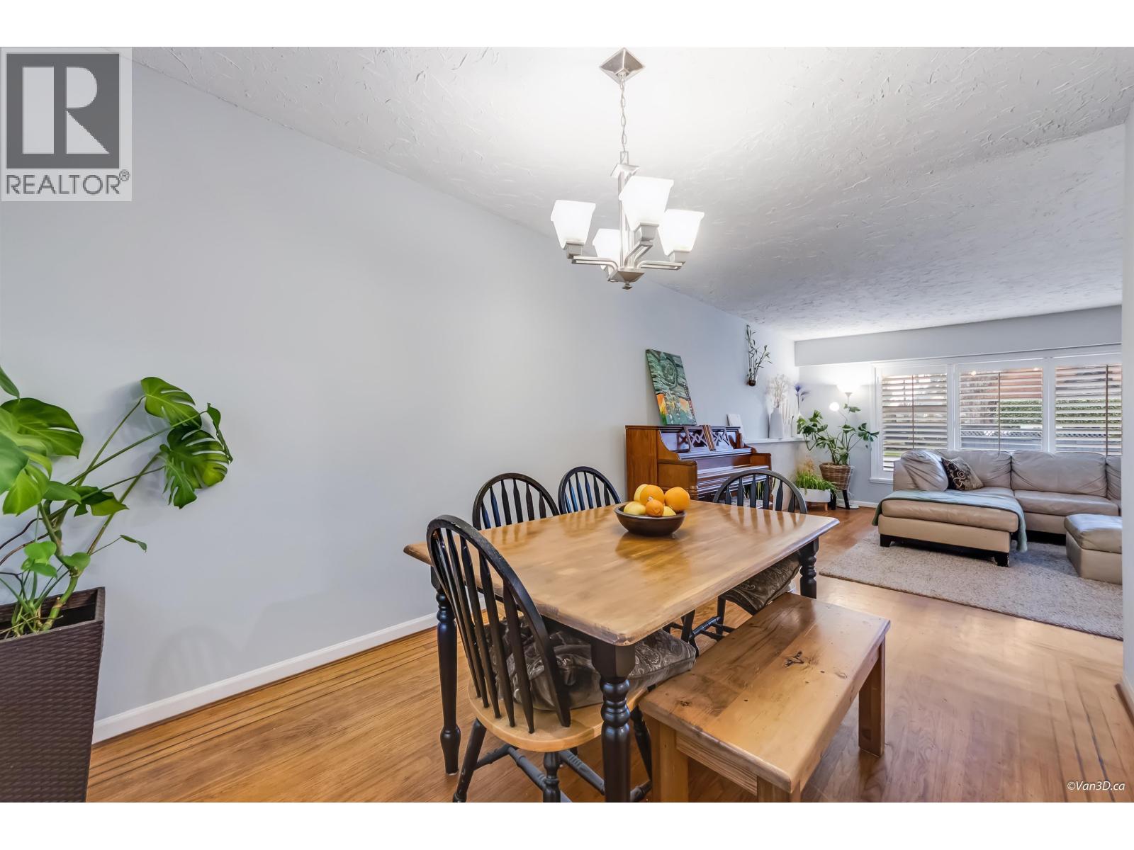 3020 THORNCLIFFE DRIVE, North Vancouver