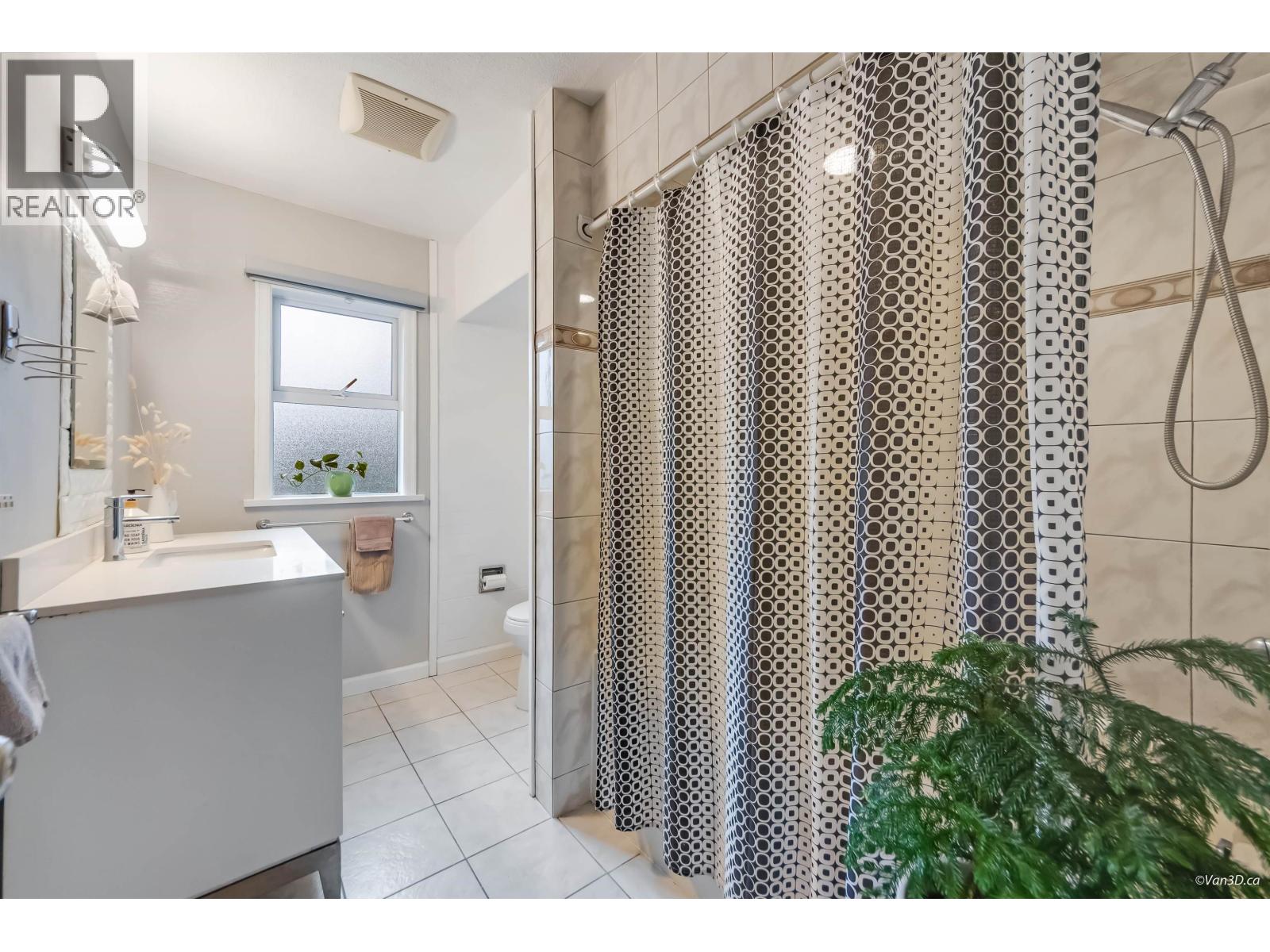 3020 THORNCLIFFE DRIVE, North Vancouver