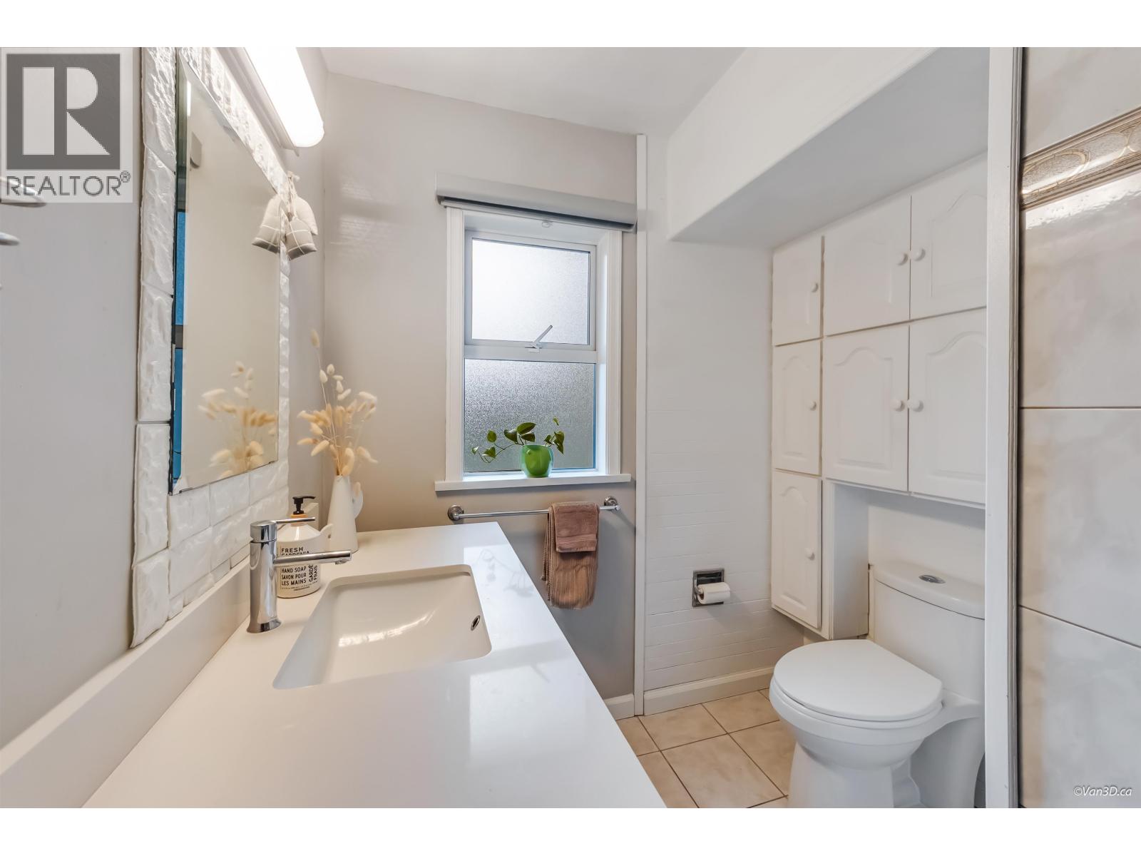 3020 THORNCLIFFE DRIVE, North Vancouver