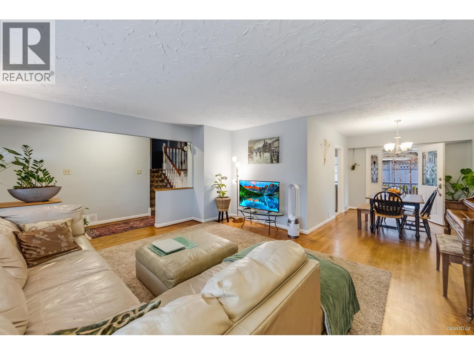 3020 THORNCLIFFE DRIVE, North Vancouver