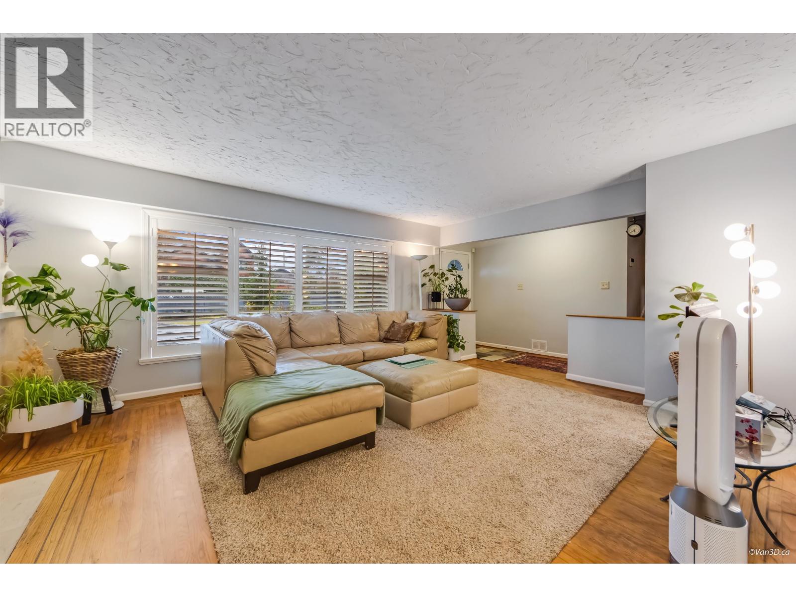 3020 THORNCLIFFE DRIVE, North Vancouver