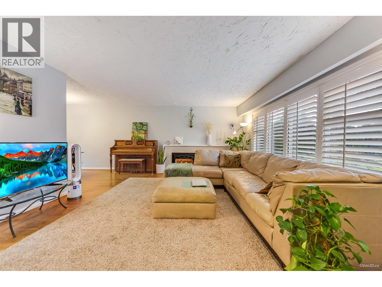 3020 THORNCLIFFE DRIVE, North Vancouver