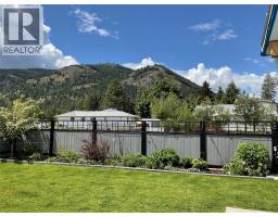 324 Hartland Avenue, Midway, BC V0H1M0 Photo 8