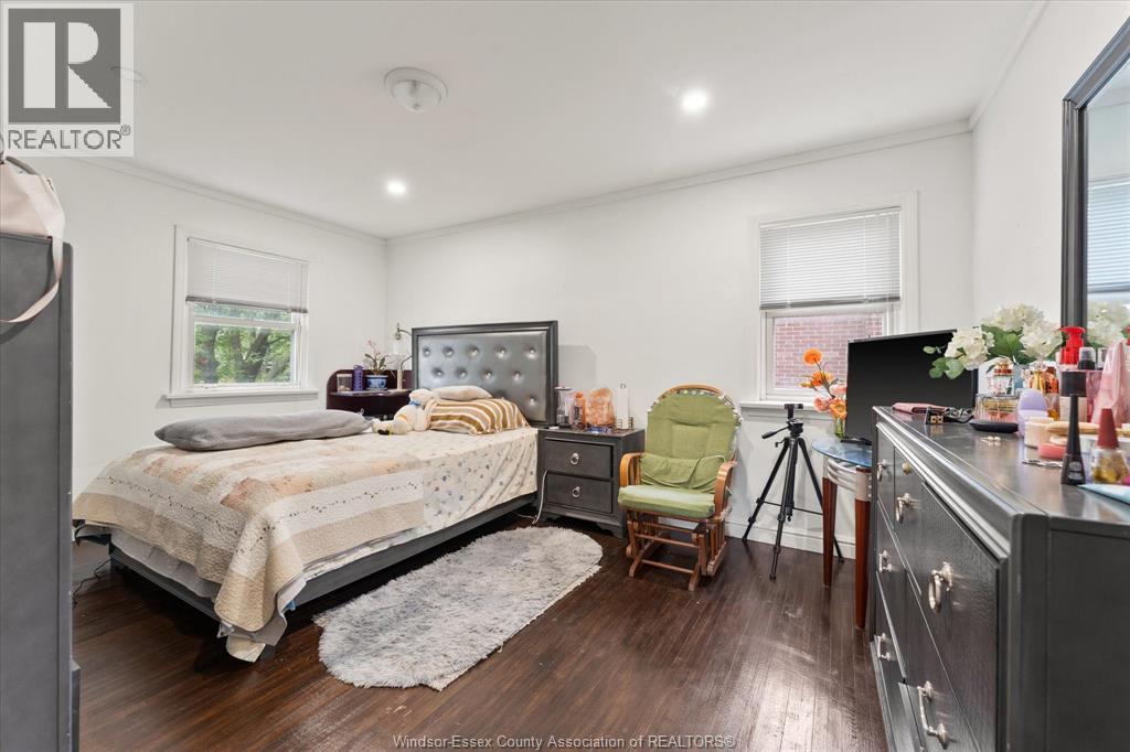 5188 WYANDOTTE - 12
