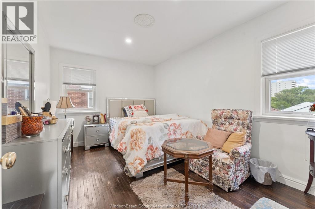 5188 WYANDOTTE - 14