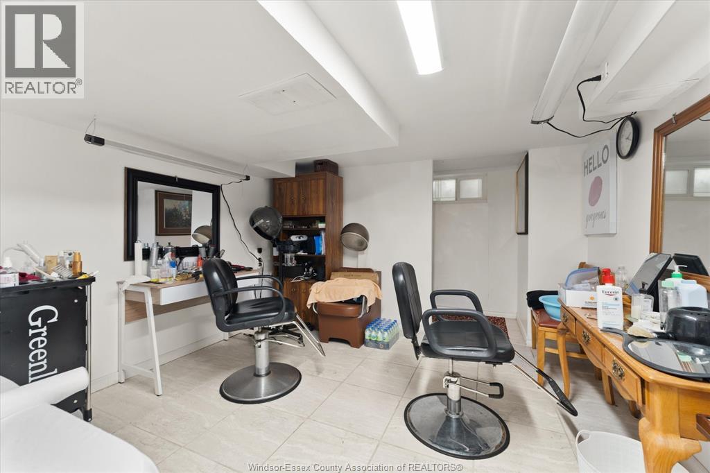 5188 WYANDOTTE - 17