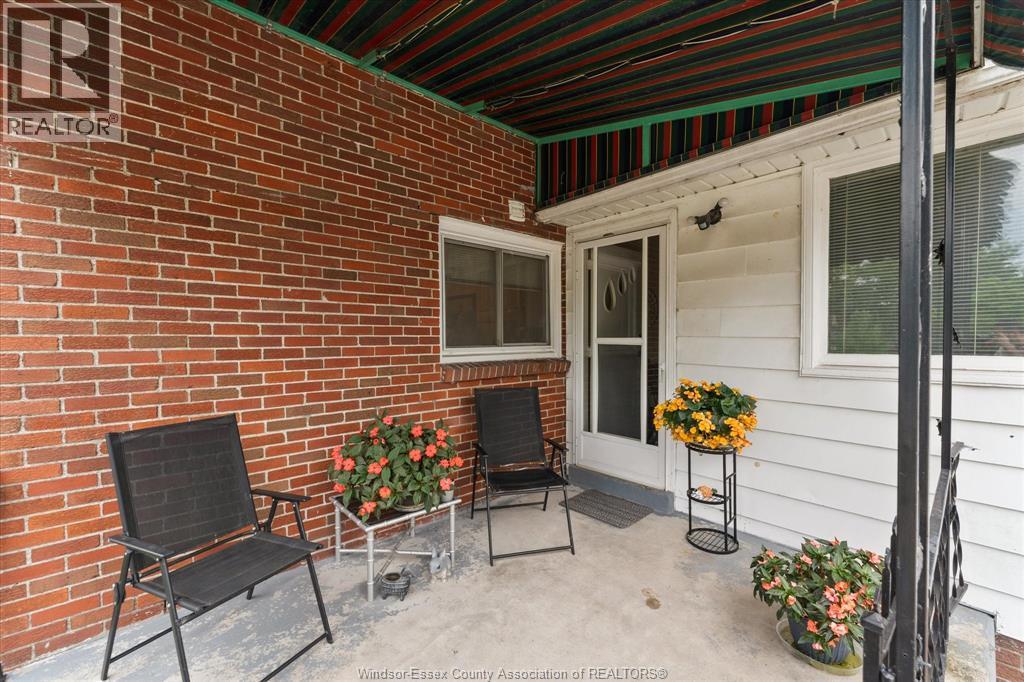 5188 WYANDOTTE - 18