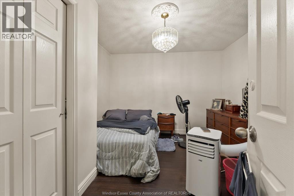 5188 WYANDOTTE - 21
