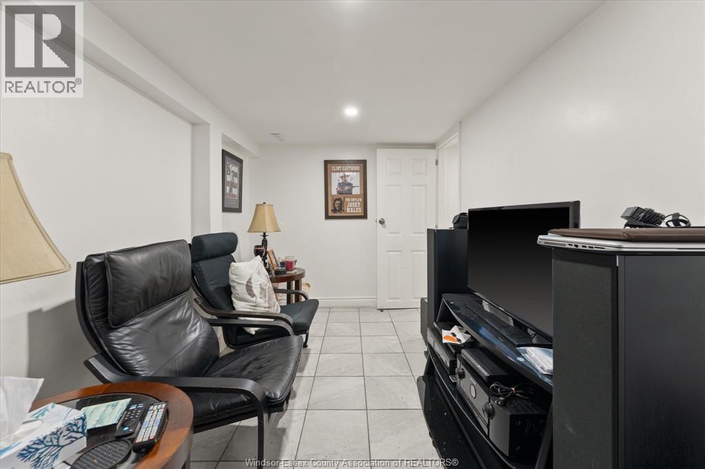 5188 WYANDOTTE - 28