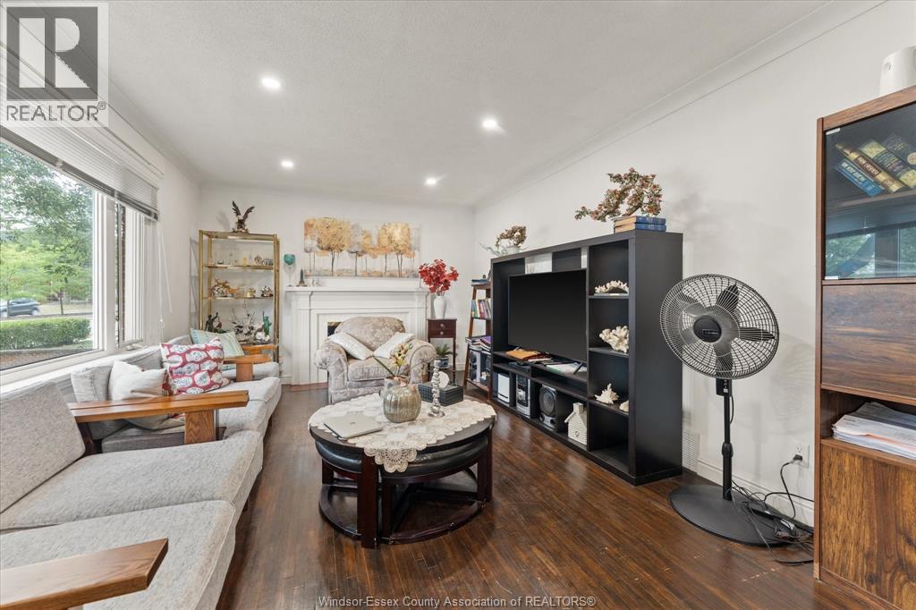 5188 WYANDOTTE - 6