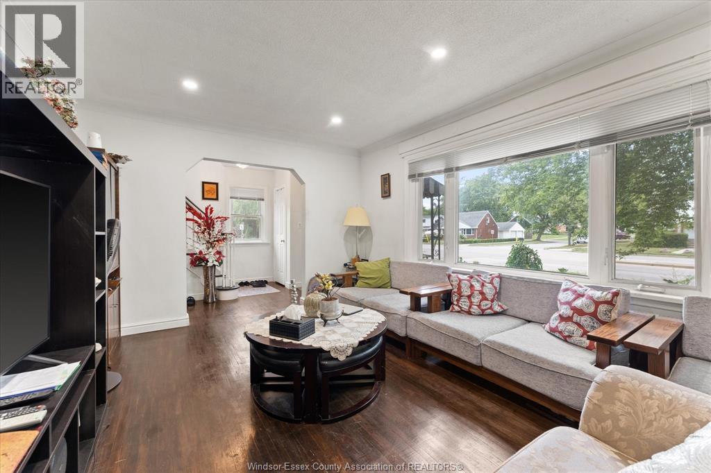 5188 WYANDOTTE - 7