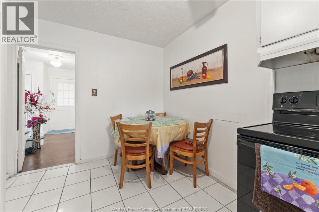 5188 WYANDOTTE - 8