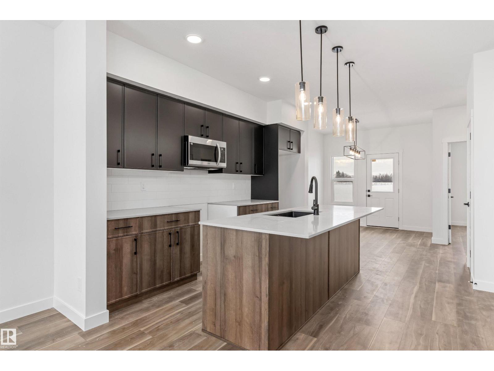 1070 MCLEOD AV - 12