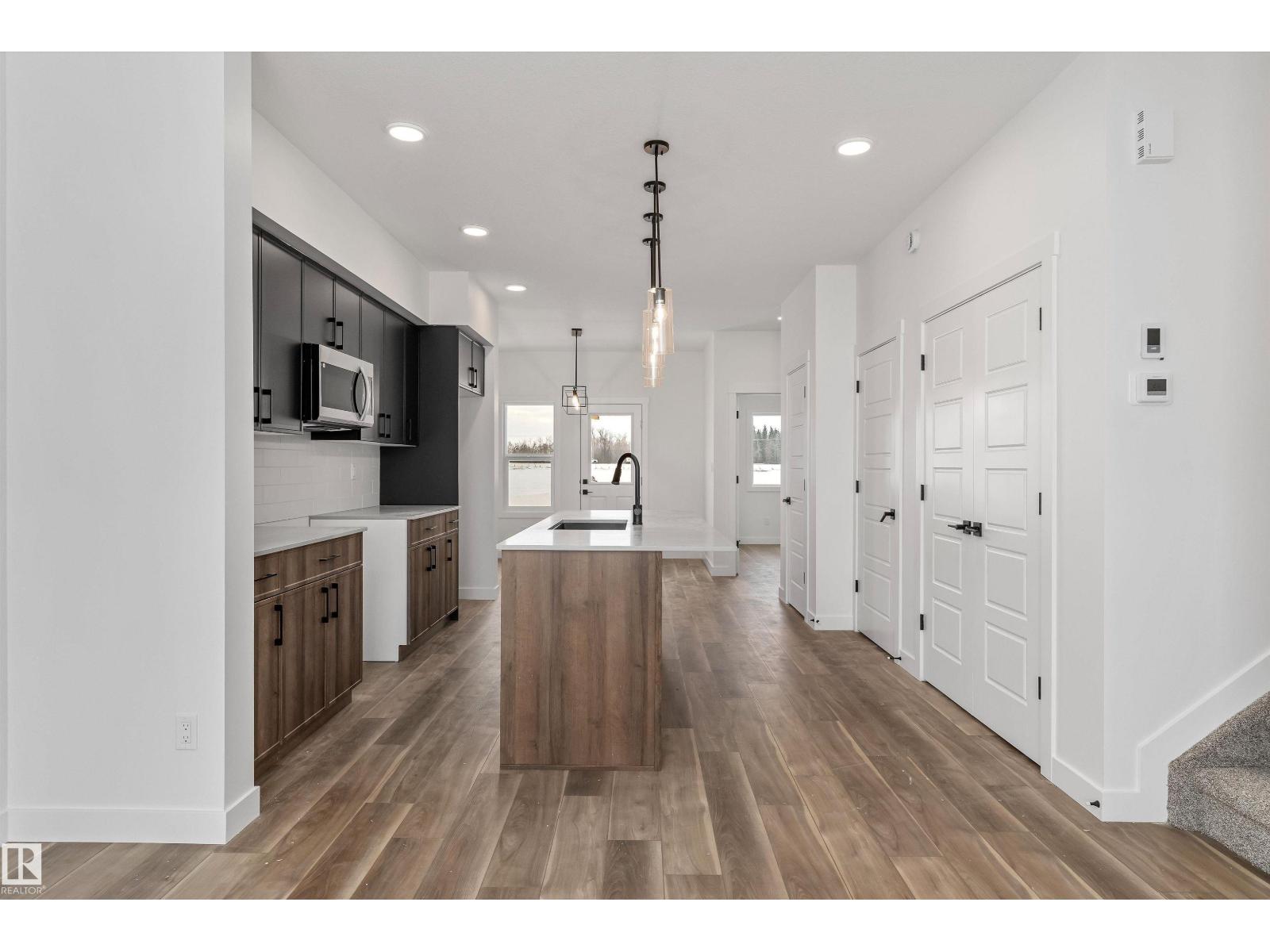 1070 MCLEOD AV - 13