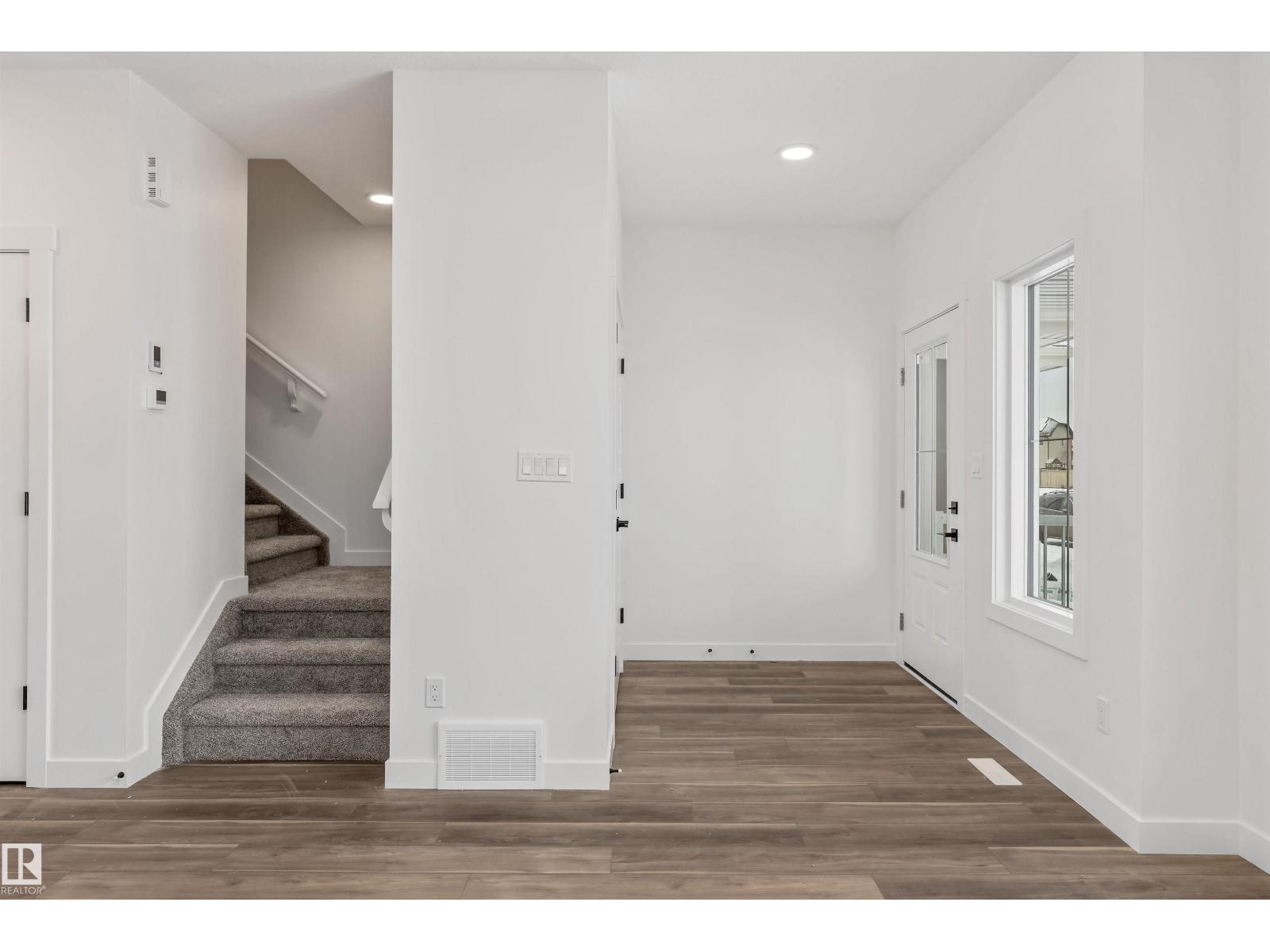 1070 MCLEOD AV - 14