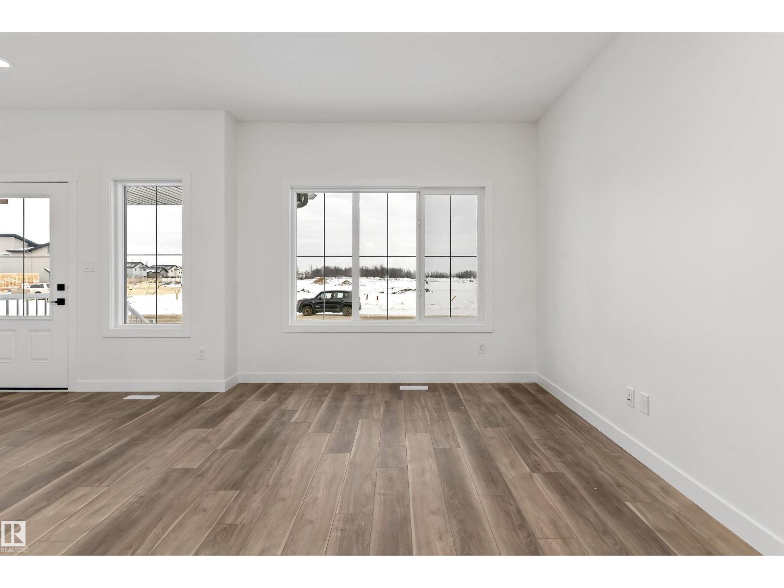 1070 MCLEOD AV - 15