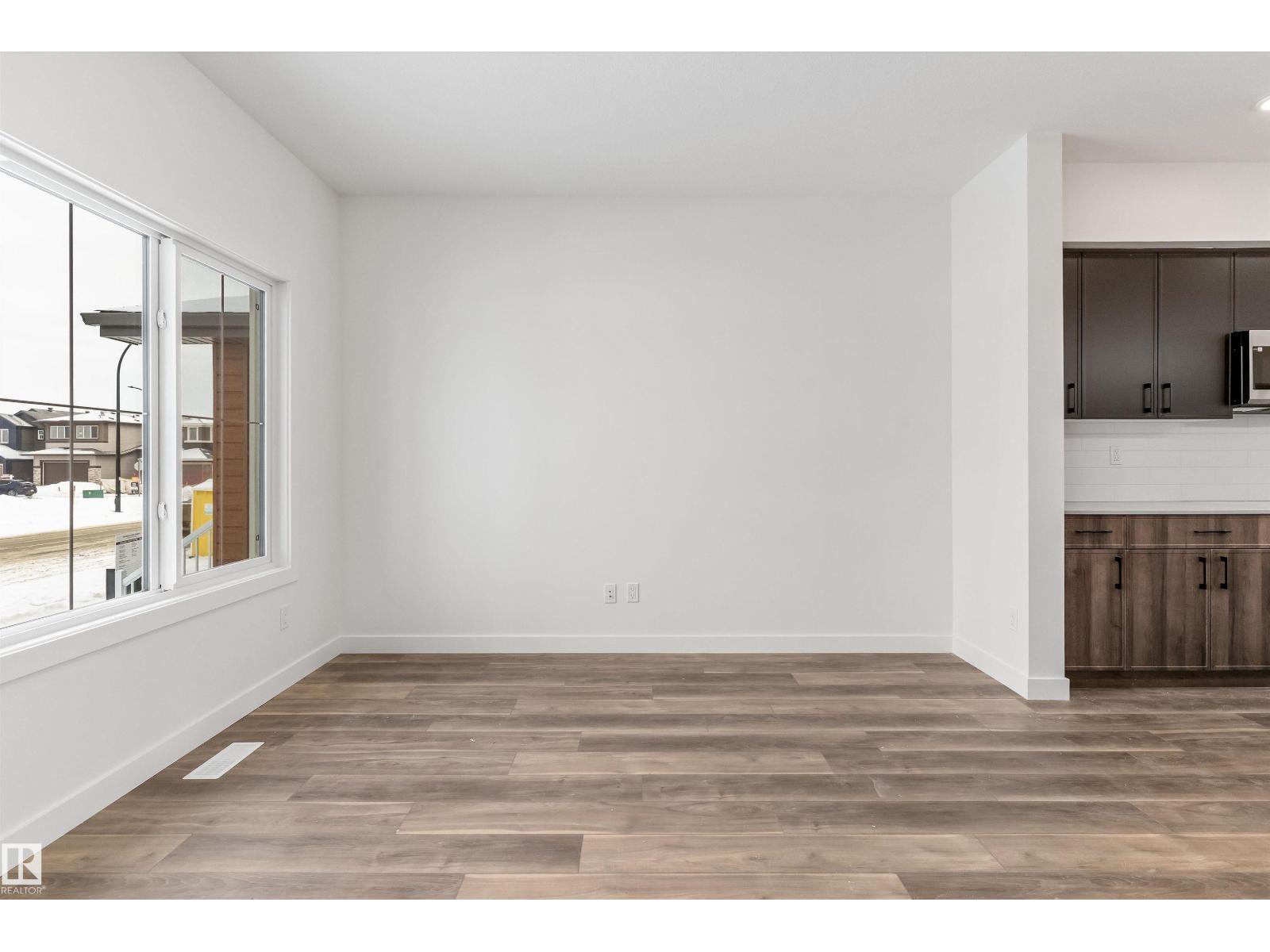 1070 MCLEOD AV - 18