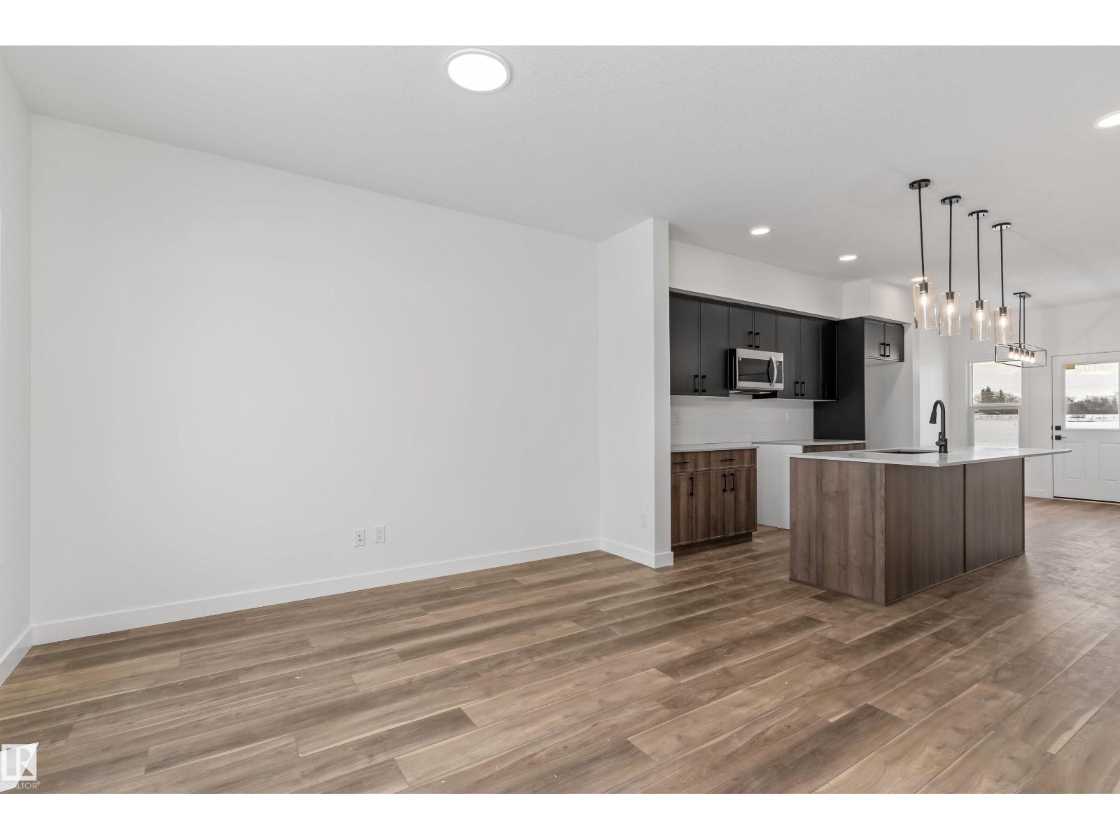 1070 MCLEOD AV - 19