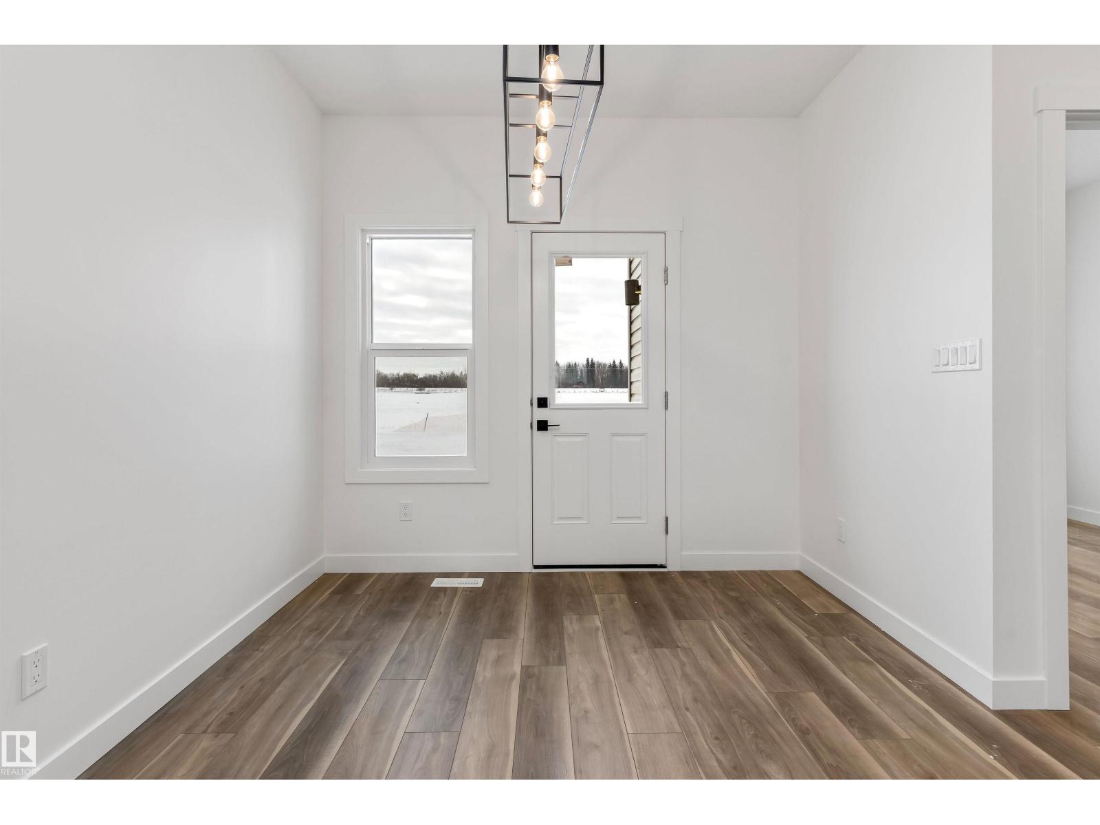 1070 MCLEOD AV - 4