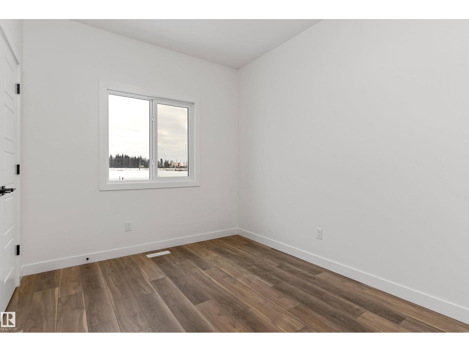 1070 MCLEOD AV - 7