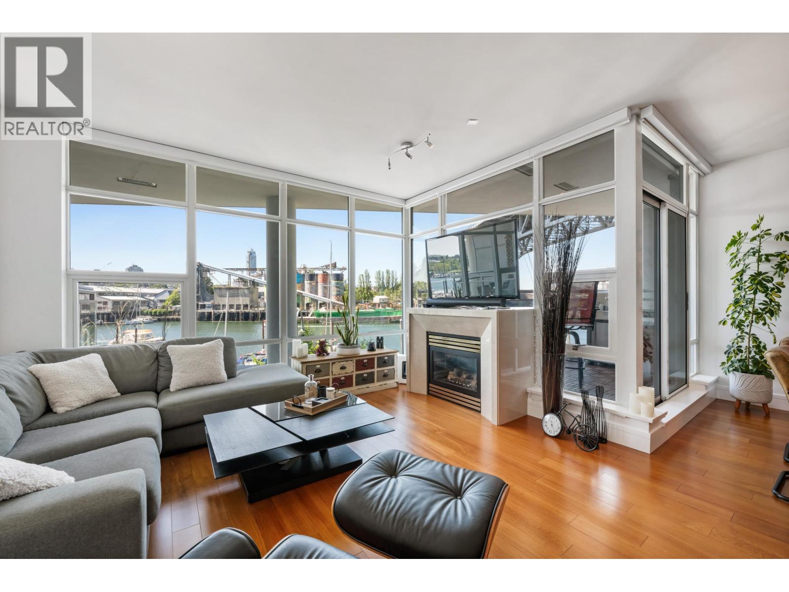 203 628 KINGHORNE MEWS, Vancouver