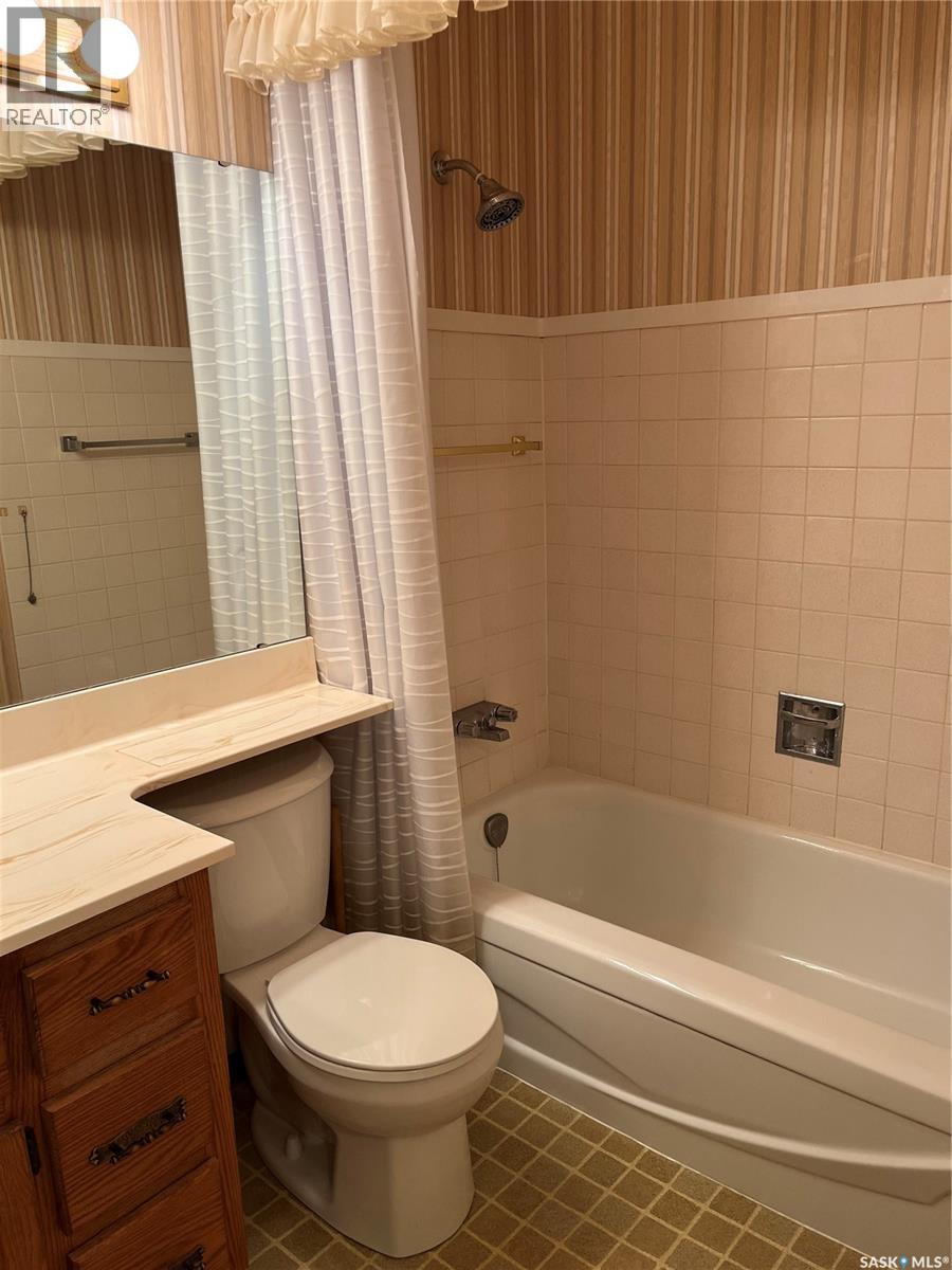 Single Family House High rise for Sale in   Rae STREET Regina 