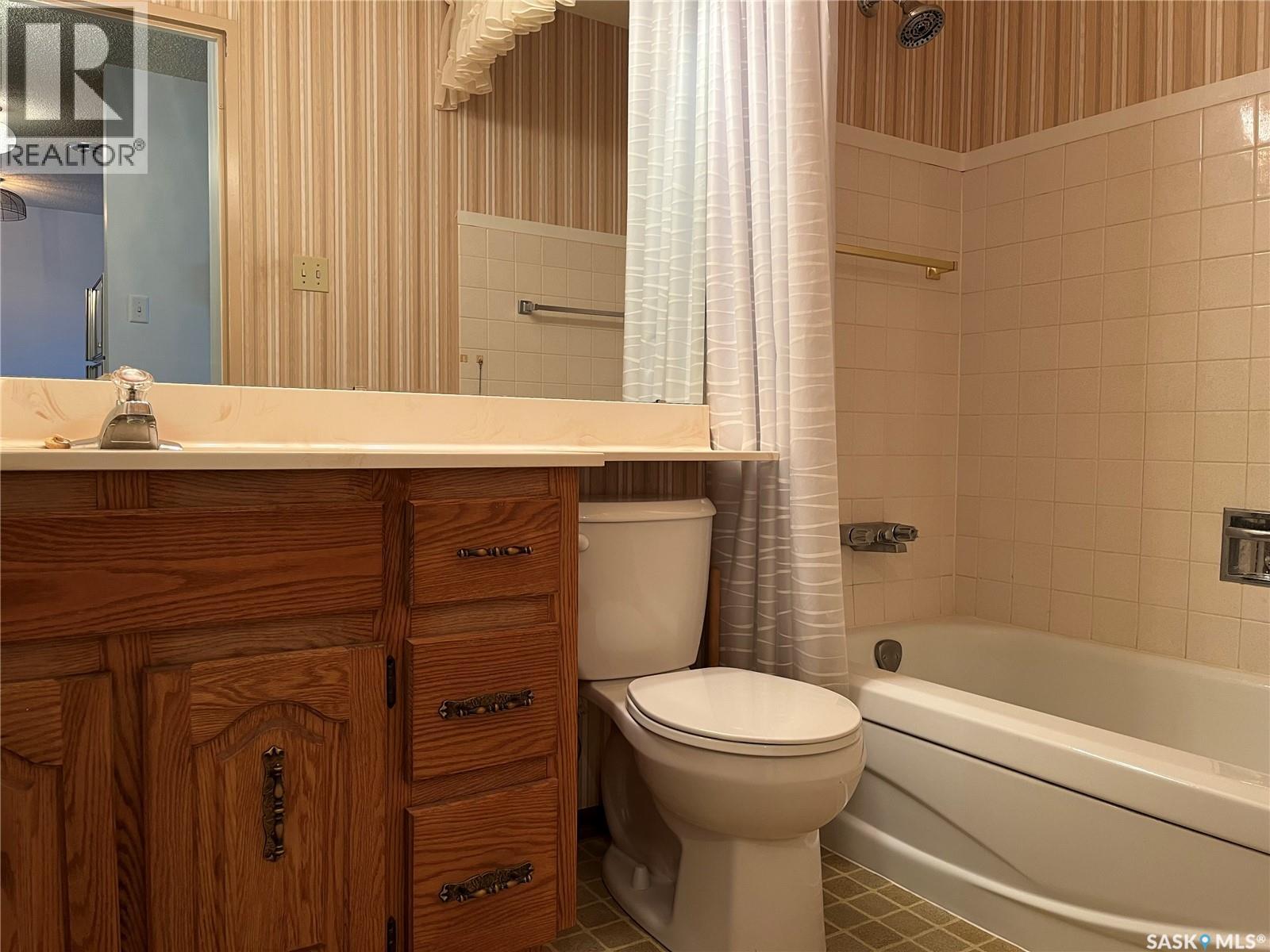 Single Family House High rise for Sale in   Rae STREET Regina 