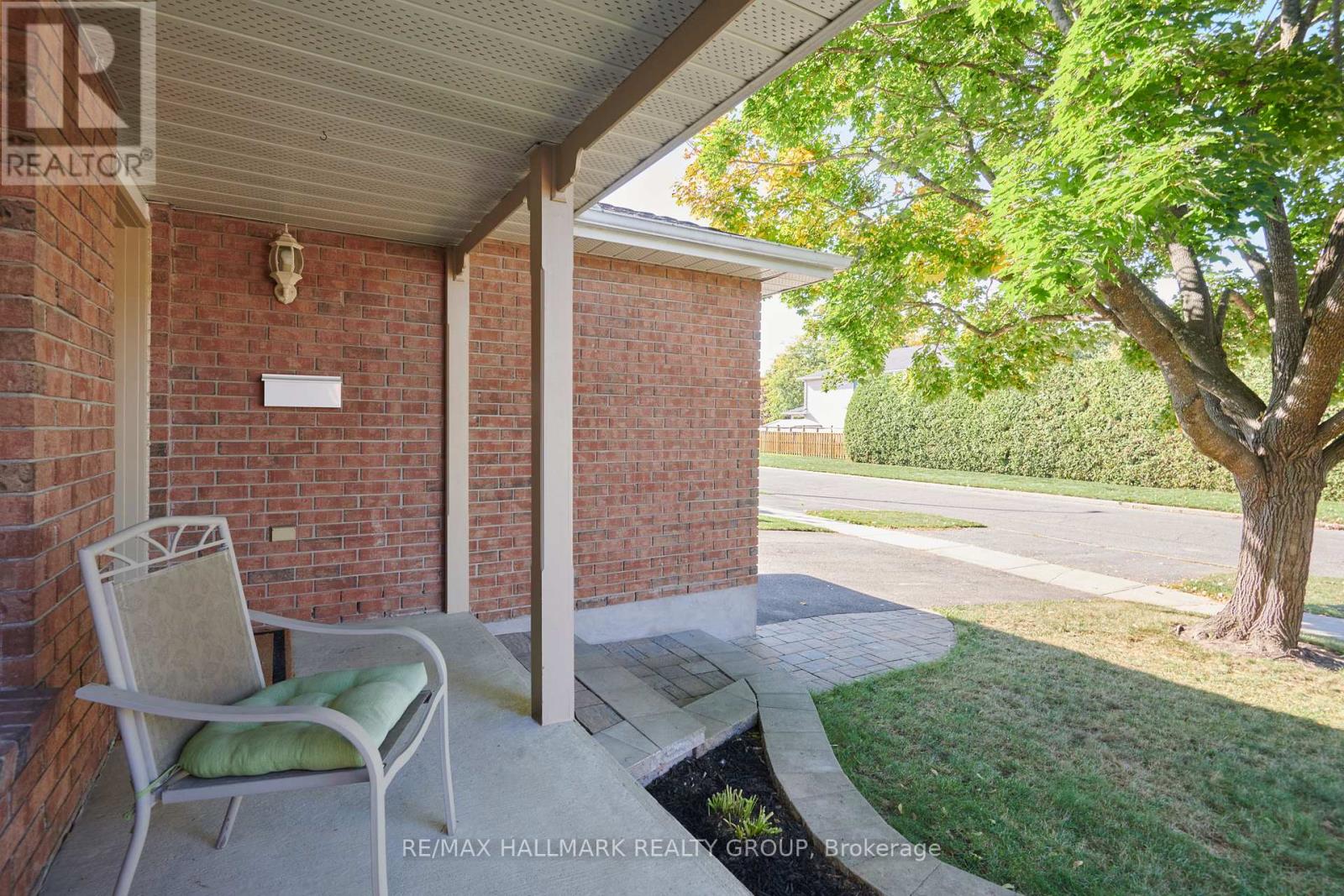 FRONT | no direct front neighbours, mature Maple