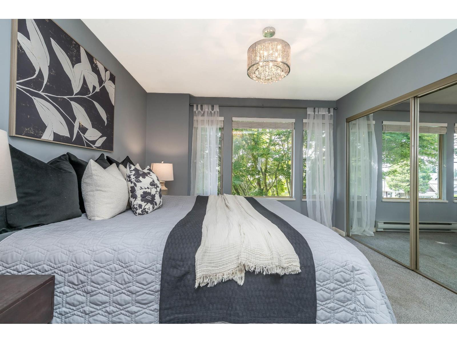 15411 RUSSELL AVENUE, White Rock