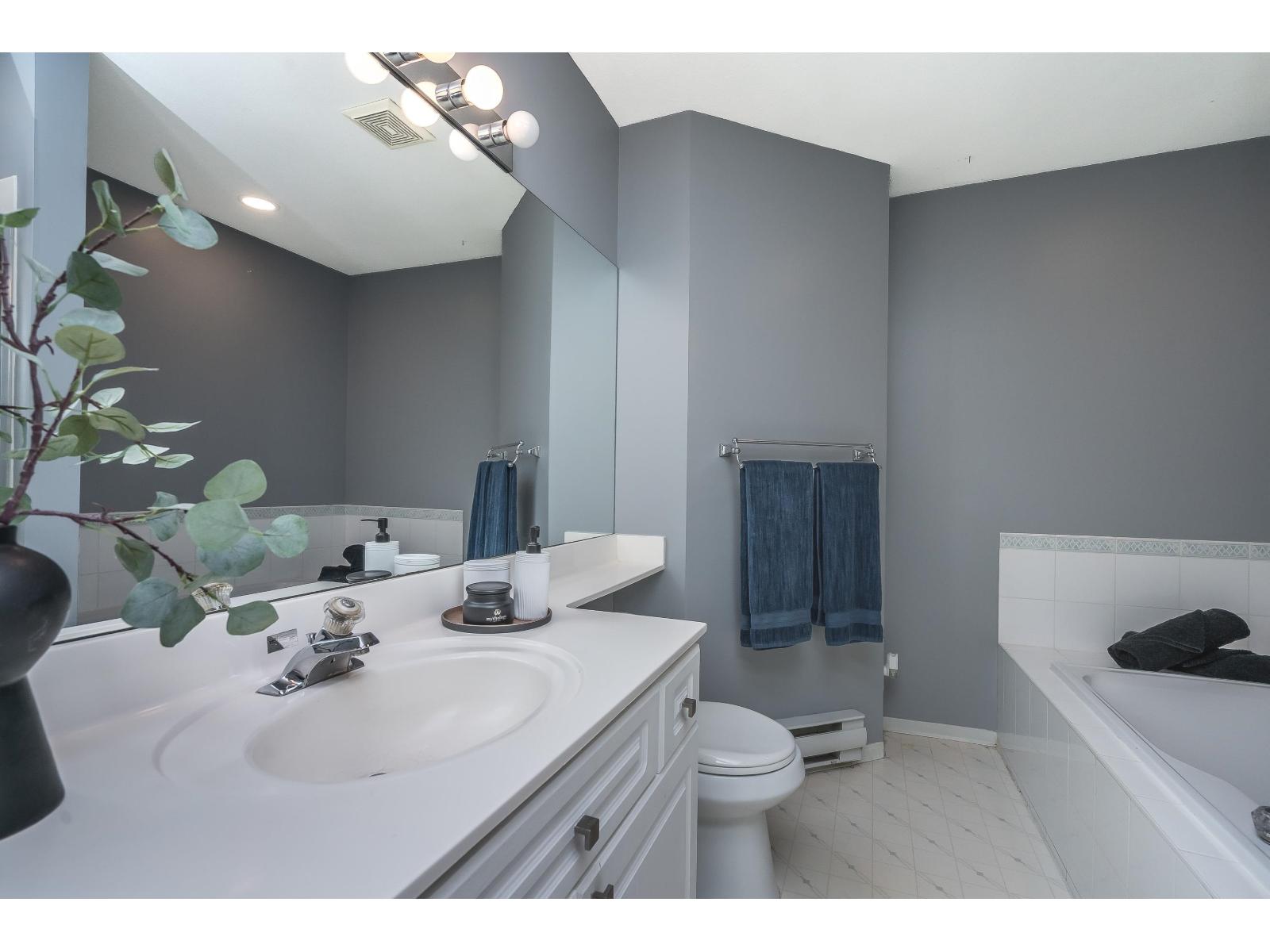 15411 RUSSELL AVENUE, White Rock