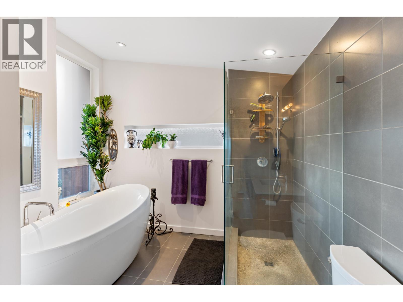 1023 JAY CRESCENT, Squamish