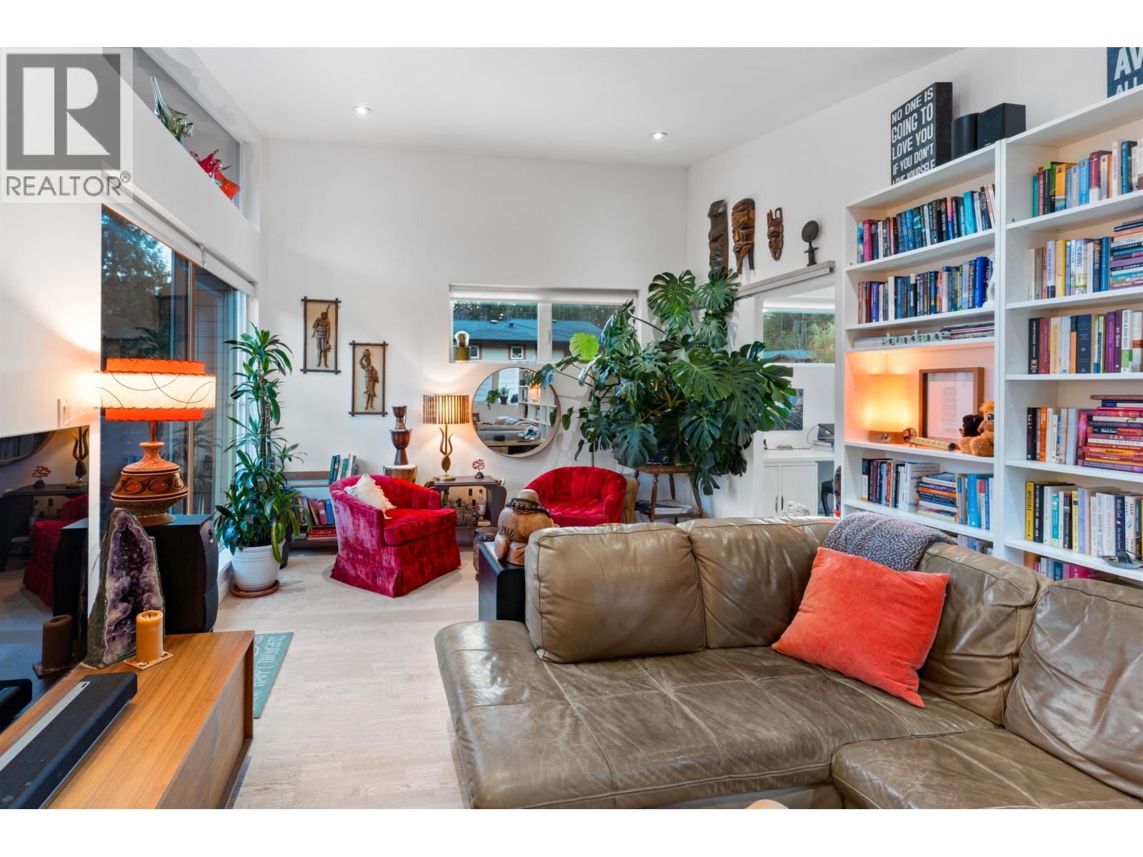 1023 JAY CRESCENT, Squamish