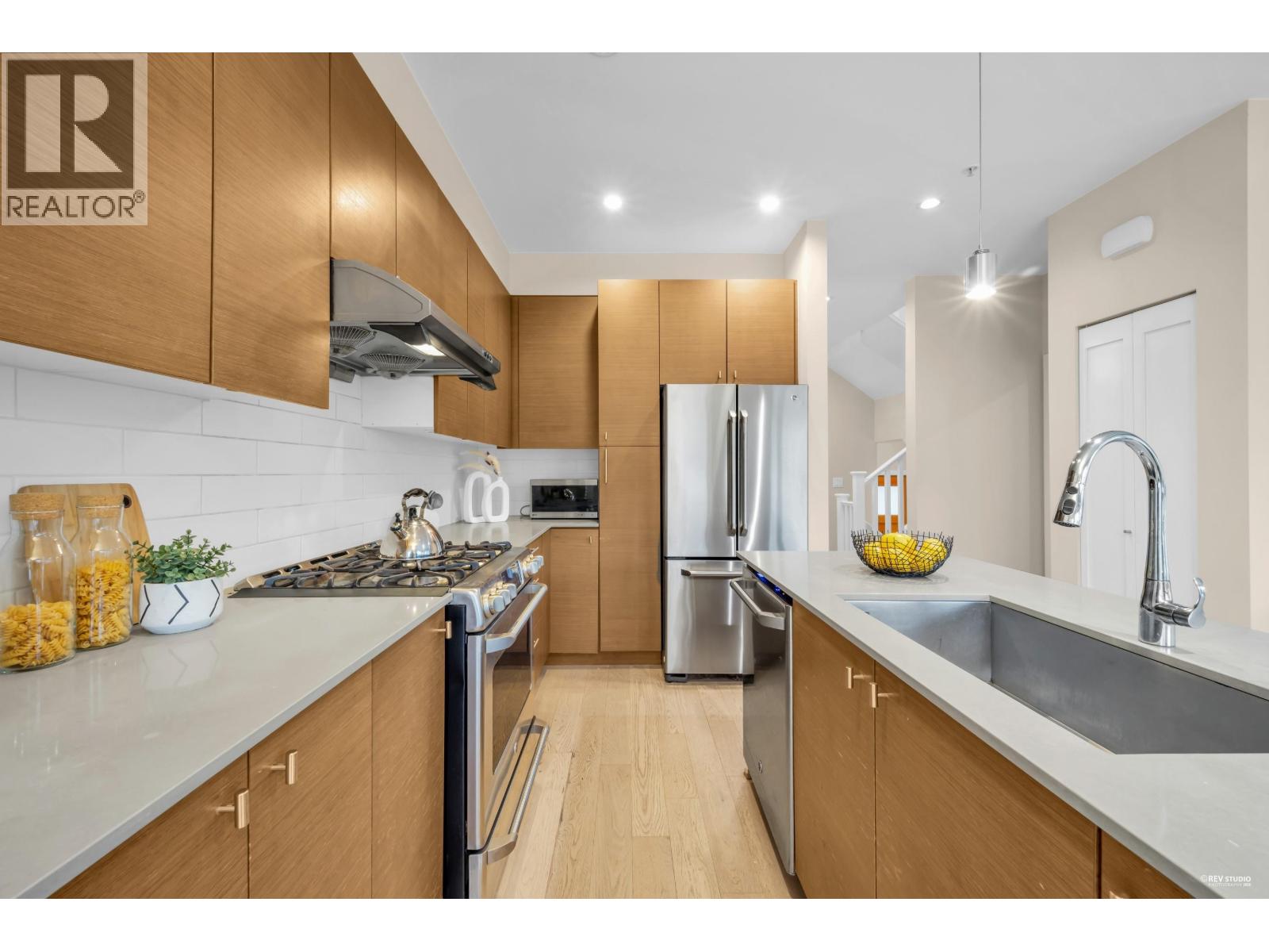 1 258 CAMATA STREET, New Westminster